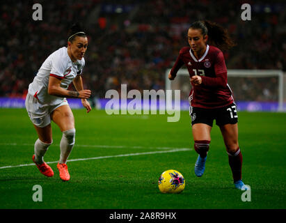 Londra, Inghilterra. Novembre 09: Sara Dabritz di Germania prende su Lucy bronzo di Inghilterra donne durante le donne amichevole internazionale tra Inghilterra Wo Foto Stock