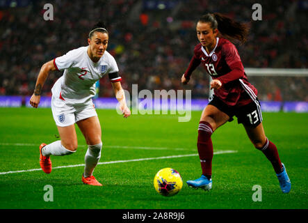 Londra, Inghilterra. Novembre 09: Sara Dabritz di Germania prende su Lucy bronzo di Inghilterra donne durante le donne amichevole internazionale tra Inghilterra Wo Foto Stock