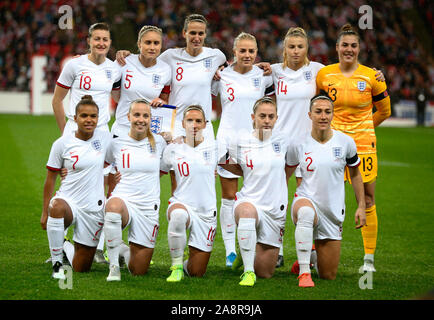 Londra, Inghilterra. Novembre 09: Inghilterra squadra femminile Bancata posteriore:- L-R Ellen White, Steph Houghton, Jill Scott, Alex Greenwood,Lia Williamson e Maria Earps Foto Stock