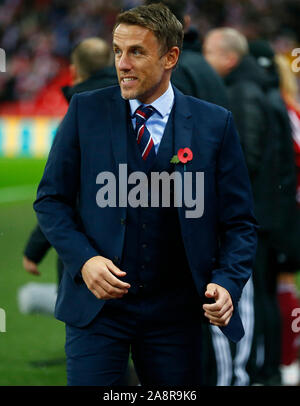 Londra, Inghilterra. Novembre 09: Phil Neville manager dell'Inghilterra donne durante le donne amichevole internazionale tra le donne in Inghilterra e in Germania le donne a W Foto Stock