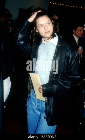 Westwood, CALIFORNIA, STATI UNITI D'AMERICA 6 marzo 1995 Attrice Claire Danes assiste Warner Bros Foto " focolaio " Premiere il 6 marzo 1995 a Mann Bruin Theatre di Westwood, California, Stati Uniti d'America. Foto di Barry re/Alamy Stock Photo Foto Stock