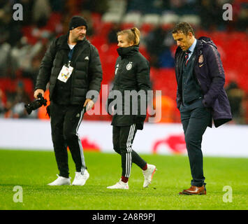 Londra, Inghilterra. Novembre 09: Phil Neville manager dell'Inghilterra donne durante le donne amichevole internazionale tra le donne in Inghilterra e in Germania le donne a W Foto Stock