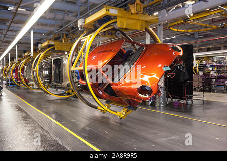 L elevata tecnologia robotica di costruzione della BMW Mini gamma di vetture al loro stabilimento in Oxford, Inghilterra, in ottobre 2015 29.10.15 Foto Stock