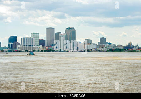 New Orleans, Louisiana/USA - giugno 14, 2019: porto e la skyline del centro lungo il Riverfront. Foto Stock