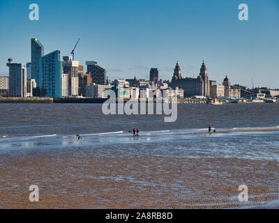 La pesca in mare con la bassa marea nel fiume Mersey con il panorama del centro storico, l'UNESCO elencati Liverpool waterfront su una soleggiata giornata senza nuvole Foto Stock