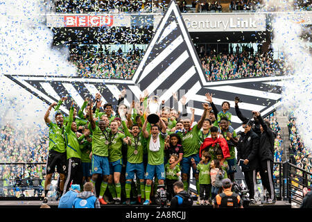 Seattle, Stati Uniti d'America. Decimo Nov, 2019. Le sirene di Seattle sollevare la tazza di MLS dopo la sconfitta di Toronto FC. Credito: Ben Nichols/Alamy Live News Foto Stock