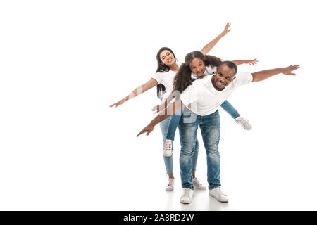 Allegro famiglia americana africana imitando volare con le mani tese su sfondo bianco Foto Stock