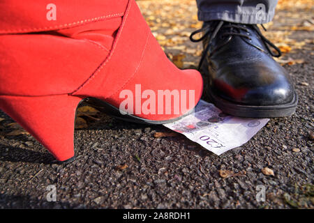 Ricerca di denaro sul pavimento Foto Stock