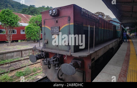 ELLA/ DEMODARA, SRI LANKA: Agosto 08/ 2019: il treno locale fino alla stazione ferroviaria di Badulla la città. Questa stazione è la fine del percorso di viaggio fo Foto Stock