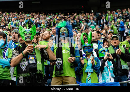 Seattle, Stati Uniti d'America. Decimo Nov, 2019. Seattle sirene fan sulla mano per vedere la loro squadra sollevare la tazza di MLS. Credito: Ben Nichols/Alamy Live News Foto Stock