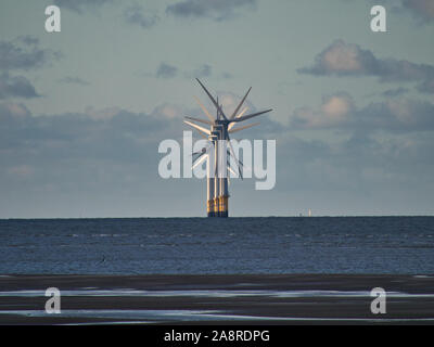 Le turbine eoliche di Burbo Banca del Mersey estuario off New Brighton, Wirral / Liverpool - alcuni dei più grandi del mondo. Foto Stock