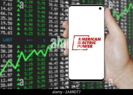 Il logo della società pubblica americana potenza elettrica visualizzata su uno smartphone. Positivo del mercato azionario sfondo. Credito: PIXDUCE Foto Stock