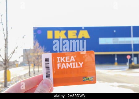 Winnipeg, Manitoba / Canada - 7 Novembre 2019: Ikea Family Card in primo piano con il logo del negozio in background. Foto Stock