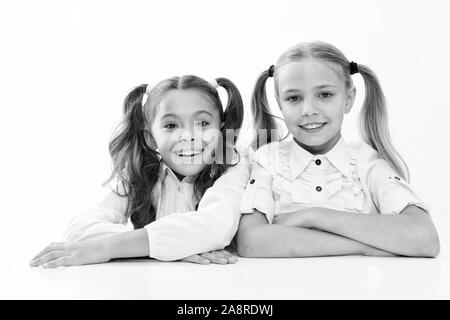 L educazione è la porta per il futuro. Le piccole bambine studio scuola di istruzione primaria. Figlioli getting educazione formale. Carino scolari seduti alla scrivania. L'istruzione obbligatoria è libera. Foto Stock