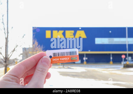 Winnipeg, Manitoba / Canada - 7 Novembre 2019: Ikea Family Card in primo piano con il logo del negozio in background. Foto Stock