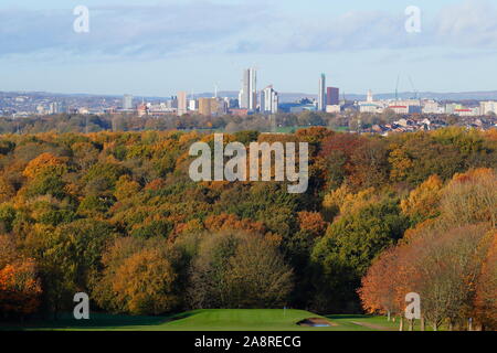 Una panoramica sullo skyline di Leeds City da Temple Newsam golf.Altus house sarà il più alto edificio in Yorkshire una volta completato Foto Stock