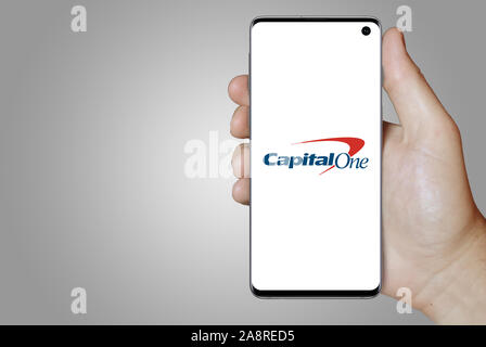 Il logo della società pubblica Capital One Financial visualizzata su uno smartphone. Sfondo grigio. Credito: PIXDUCE Foto Stock