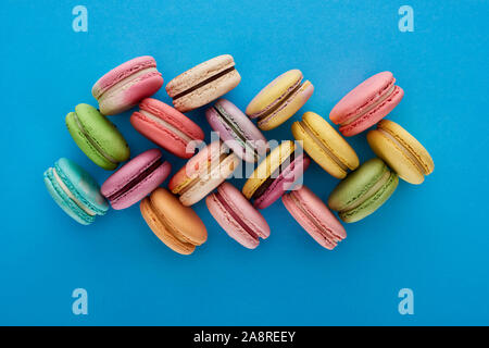 Vista dall'alto di coloratissimi deliziosi amaretti francese blu su sfondo lucido Foto Stock