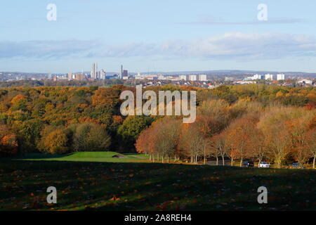 Una panoramica sullo skyline di Leeds City da Temple Newsam golf.Altus house sarà il più alto edificio in Yorkshire una volta completato Foto Stock