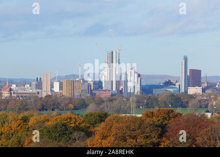 Una panoramica sullo skyline di Leeds City da Temple Newsam golf.Altus house sarà il più alto edificio in Yorkshire una volta completato Foto Stock