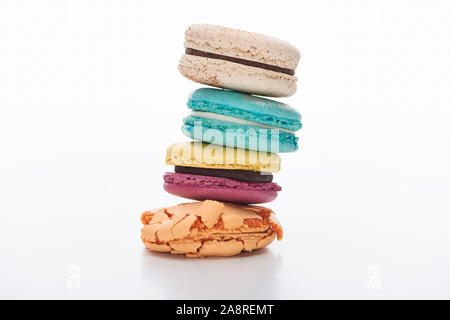 Pila di coloratissimi deliziosi amaretti francese di sapori diversi su sfondo bianco Foto Stock