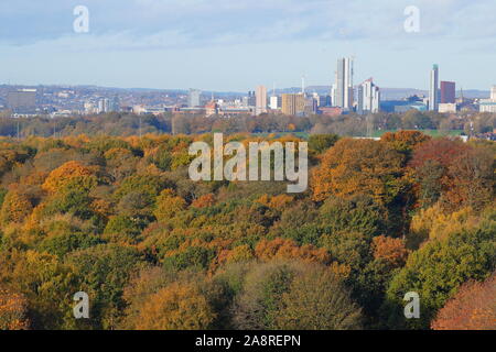 Una panoramica sullo skyline di Leeds City da Temple Newsam golf.Altus house sarà il più alto edificio in Yorkshire una volta completato Foto Stock