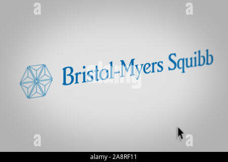 Logo della società pubblica Bristol Myers Squibb visualizzata sullo schermo di un computer in close-up. Credito: PIXDUCE Foto Stock