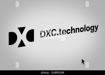 Logo della società pubblica tecnologia DXC visualizzata sullo schermo di un computer in close-up. Credito: PIXDUCE Foto Stock