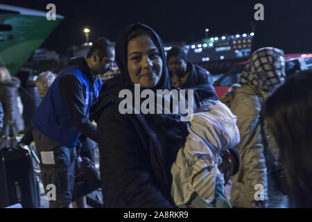 Atene, Grecia. Xi Nov, 2019. I rifugiati arrivano a Pireo. Non più di un centinaio di profughi residenti presso il camp di isola di Samos è arrivato al porto di Pireo, per essere trasferiti in campi per rifugiati nel continente. Credito: Nikolas Georgiou/ZUMA filo/Alamy Live News Foto Stock