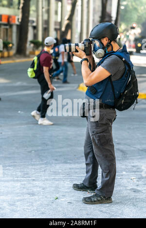 'Santiago de Cile Cile 6 novembre 2019 Fotografo a scattare foto al quartiere Providencia strade durante i recenti scontri a Santiago de Cile Foto Stock