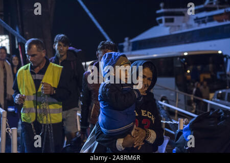 Atene, Grecia. Xi Nov, 2019. I rifugiati arrivano a Pireo. Non più di un centinaio di profughi residenti presso il camp di isola di Samos è arrivato al porto di Pireo, per essere trasferiti in campi per rifugiati nel continente. Credito: Nikolas Georgiou/ZUMA filo/Alamy Live News Foto Stock