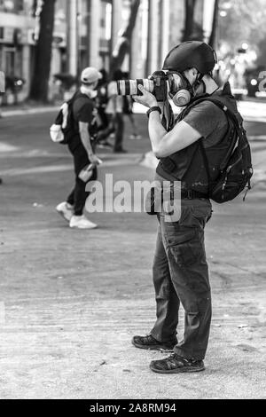 'Santiago de Cile Cile 6 novembre 2019 Fotografo a scattare foto al quartiere Providencia strade durante i recenti scontri a Santiago de Cile Foto Stock