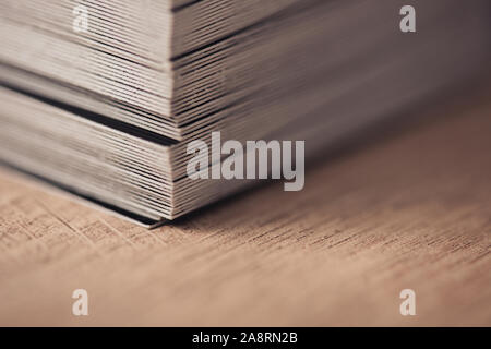 Messa a fuoco selettiva di business cards impilato sulla superficie di legno Foto Stock