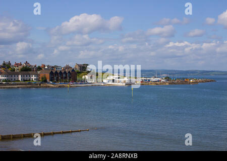 20 agosto 2019 Ballyholme Yacht Club e proprietà circostanti visto dall'Esplanade Bangor Irlanda del Nord su una fine agosto giorno Foto Stock