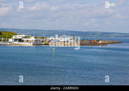 20 agosto 2019 Ballyholme Yacht Club e proprietà circostanti visto dall'Esplanade Bangor Irlanda del Nord su una fine agosto giorno Foto Stock