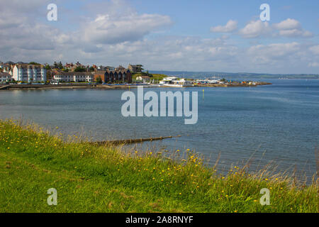 20 agosto 2019 Ballyholme Yacht Club e proprietà circostanti visto dall'Esplanade Bangor Irlanda del Nord su una fine agosto giorno Foto Stock