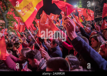I risultati di 10-N hanno lasciato una vittoria del PSOE come previsto, sì, ma senza il miglioramento desiderato dai suoi leader. Quelli di Pedro Sánchez hanno Foto Stock