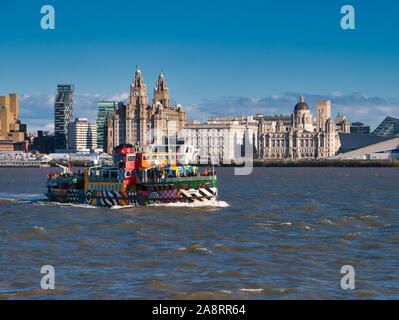 Il fiume Mersey Ferry Snowdrop passa le Tre Grazie sulla storica del Liverpool waterfront in un pomeriggio soleggiato. Foto Stock
