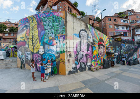 Graffiti in San Javier distretto (noto anche come Comuna 13) a Medellin, Colombia. Foto Stock