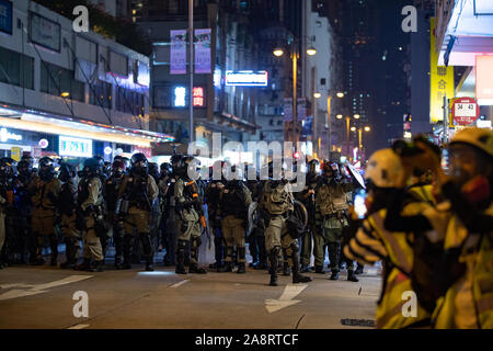 Gli ufficiali di polizia affrontare i manifestanti durante la dimostrazione.battaglia tra dimostranti e polizia intorno a centri commerciali e in diversi distretti. Contrassegnato 5 mesi consecutivi di Hong Kong le proteste che ha scatenato da un ora ritirato extradition bill. Tuttavia, questa protesta si è evoluta in una più ampia chiamata per la riforma democratica e indipendente di inchiesta della polizia, come pure altre richieste. Insieme con i contrapposti il volto nuovo divieto di maschere di legge emanata dalle leggi di emergenza. Nonostante il Chief Executive Carrie Lam ha annunciato il divieto sulla faccia che copre il regolamento efficace su 5 Ottobre? Cit Foto Stock