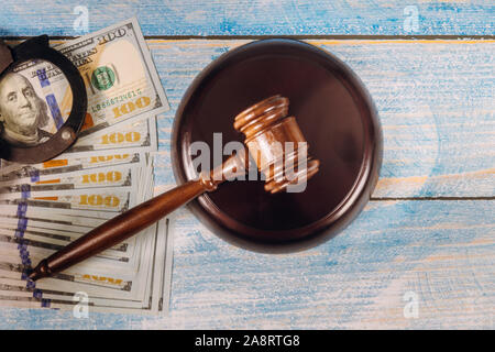 Giudice di martello martello con manette nelle fatture del dollaro. Foto Stock