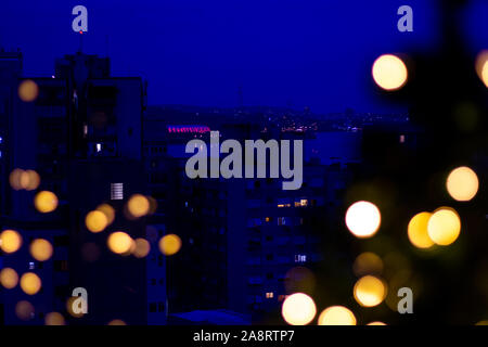 Sera a Porto Alegre, Brasile, con le luci del Natale si riflette su una finestra. Foto Stock