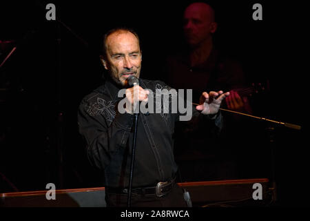 Emporia, Kansas, Stati Uniti d'America, 8 novembre 2019. Premiata la Country Music legend Lee Greenwood durante le sue performance per i veterani giorno concerto presso lo storico teatro di Granada Credito: Mark Reinstein/MediaPunch Foto Stock