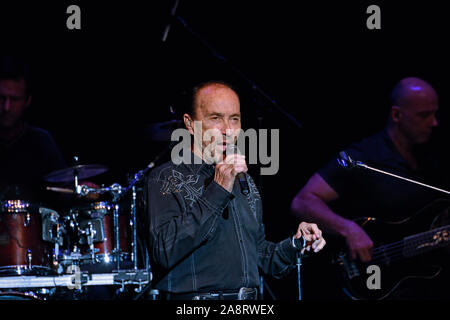 Emporia, Kansas, Stati Uniti d'America, 8 novembre 2019. Premiata la Country Music legend Lee Greenwood durante le sue performance per i veterani giorno concerto presso lo storico teatro di Granada Credito: Mark Reinstein/MediaPunch Foto Stock