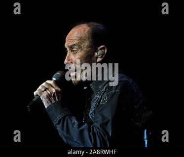 Emporia, Kansas, Stati Uniti d'America, 8 novembre 2019. Premiata la Country Music legend Lee Greenwood durante le sue performance per i veterani giorno concerto presso lo storico teatro di Granada Credito: Mark Reinstein/MediaPunch Foto Stock