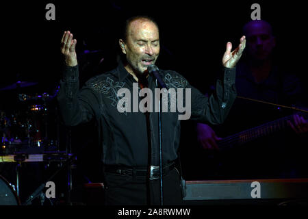 Emporia, Kansas, Stati Uniti d'America, 8 novembre 2019. Premiata la Country Music legend Lee Greenwood durante le sue performance per i veterani giorno concerto presso lo storico teatro di Granada Credito: Mark Reinstein/MediaPunch Foto Stock