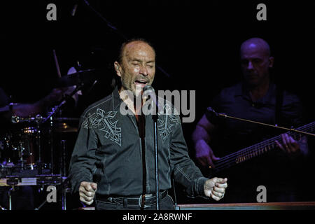 Emporia, Kansas, Stati Uniti d'America, 8 novembre 2019. Premiata la Country Music legend Lee Greenwood durante le sue performance per i veterani giorno concerto presso lo storico teatro di Granada Credito: Mark Reinstein/MediaPunch Foto Stock