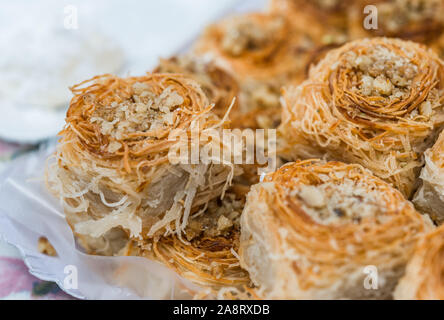 Nido di uccelli knafeh kunafa arabo Arab dolce con cibo a street market alimentare. Foto Stock