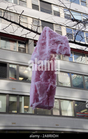 Rosa di isolamento in fibra di vetro incollato su un ramo di albero a Manhattan, New York City Foto Stock