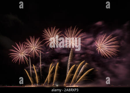 Fantastici fuochi d' artificio multicolore celebrazione dalla grande barca sul mare, celebrazione concept Foto Stock